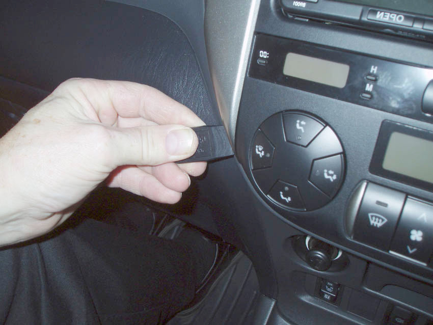 Brodit ProClip 653378 - Toyota RAV 4 2004-2005