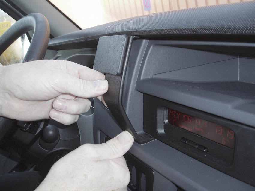 Brodit ProClip 853375 - Nissan Interstar 2004-2011
