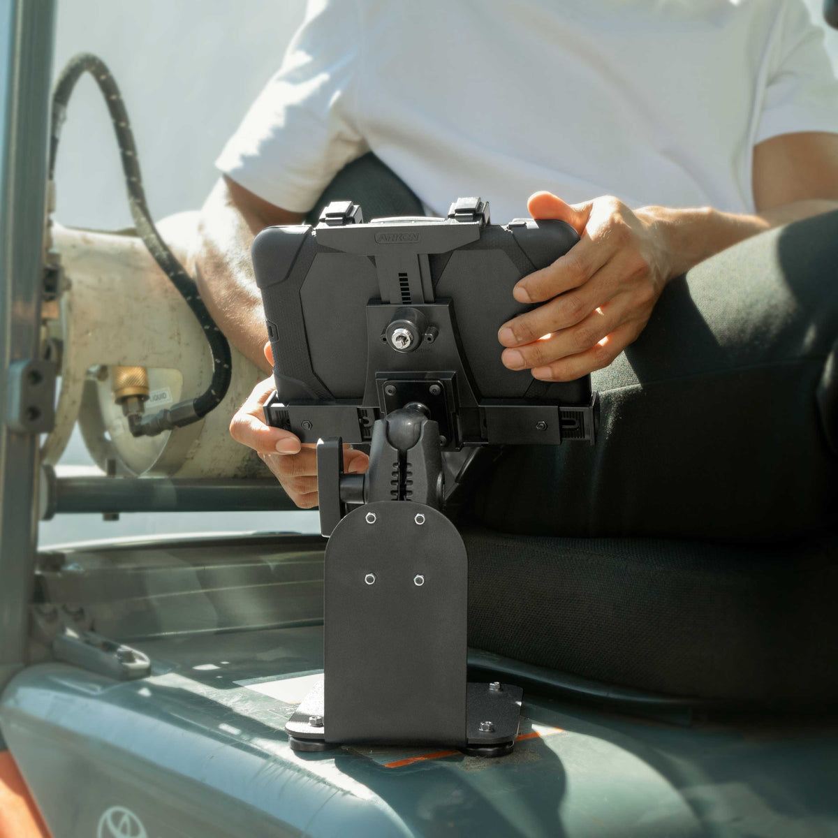 Arkon FLTAB005RM38 houder- of montagedetail; toestel en andere apparatuur niet inbegrepen