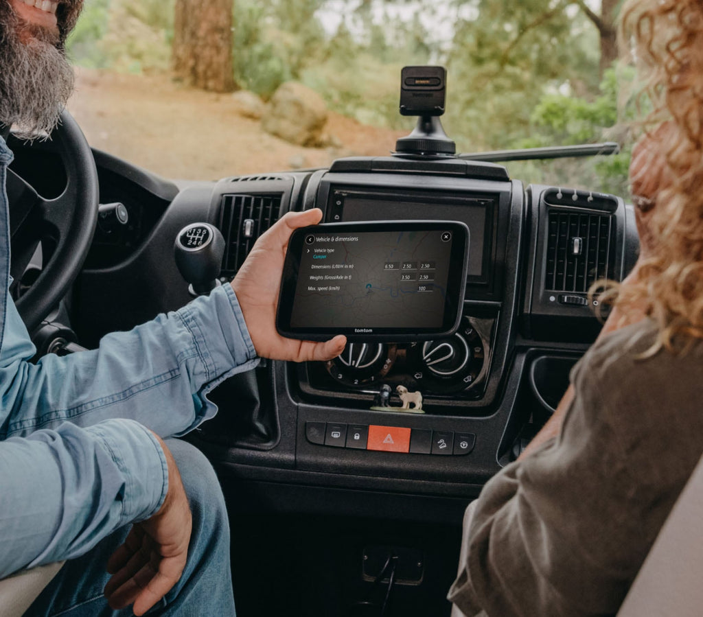 TomTom GO Camper Max in de hand