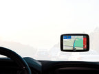 TomTom GO Navigator in auto op dashboard