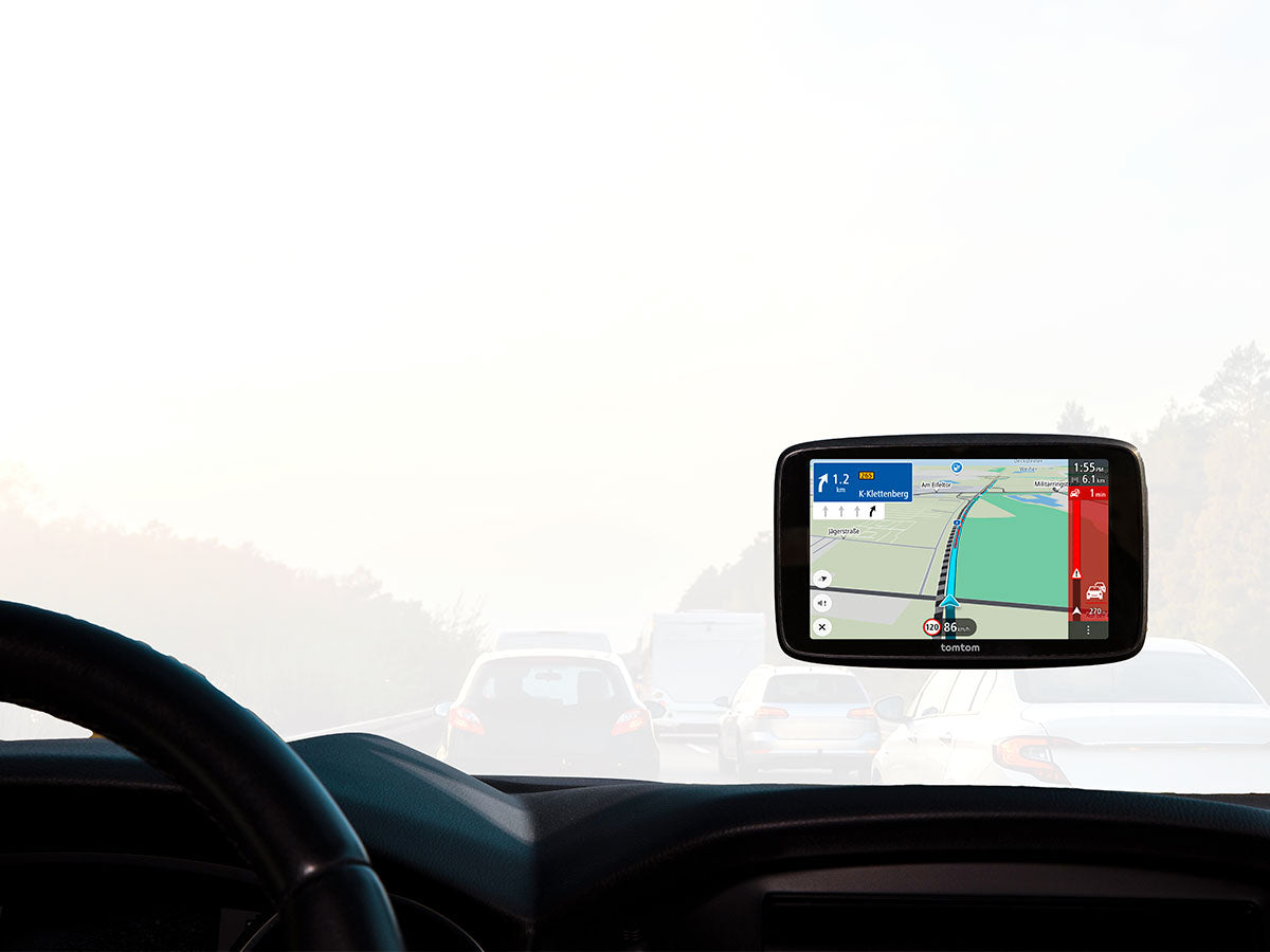 TomTom GO Navigator in auto op dashboard